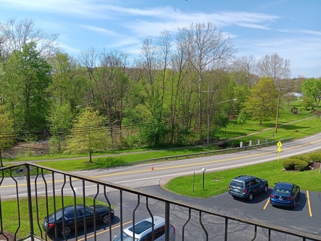Building Photo - Chagrin Falls condo for rent