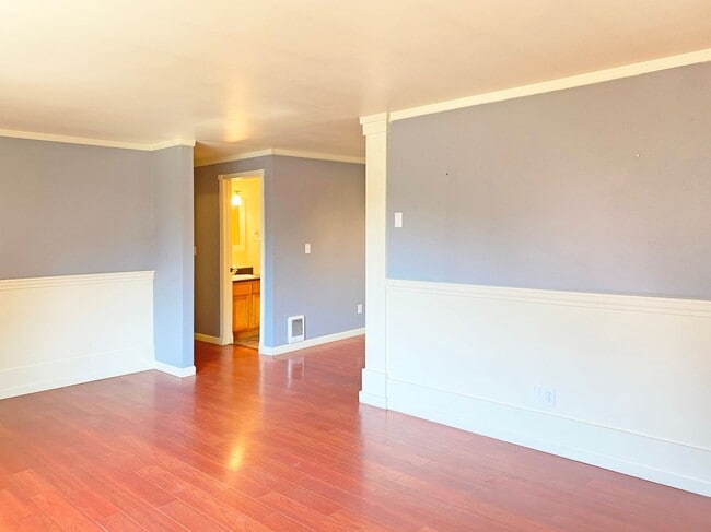 Building Photo - Darling 2 bedroom condo with fenced yard