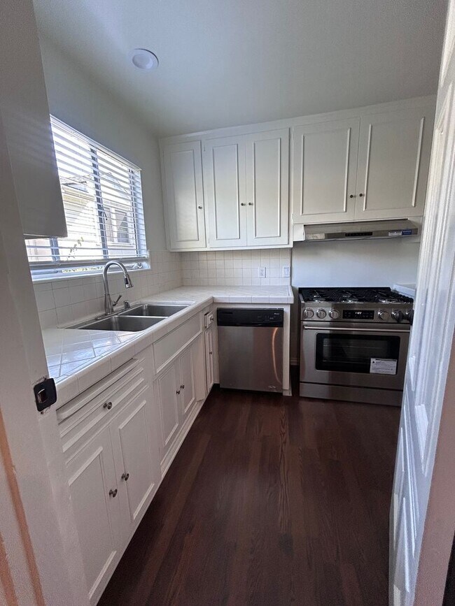 Building Photo - 9080 Shoreham Dr