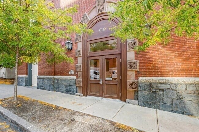 Building Photo - 616 E 4th St