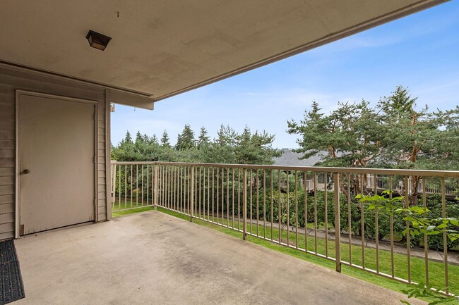 Building Photo - 2 Bed / 2 Bath large Mercer Island condo $...