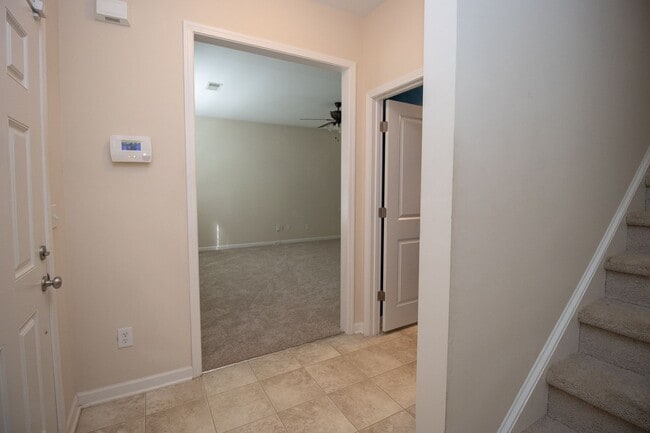 Building Photo - Spacious 3 Bedroom, 2.5 Bathroom Townhome ...
