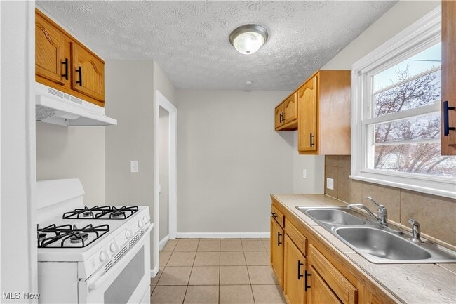 Building Photo - 498 E 250th St