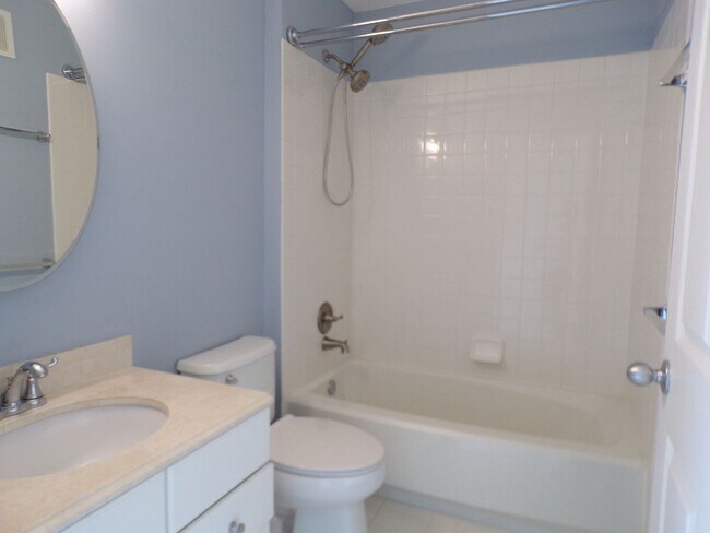 Building Photo - Two Bedroom, Two Level Condo Near Van Dorn...