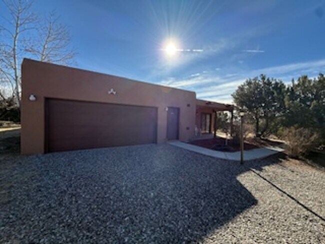 Building Photo - 5 Oriente Ct