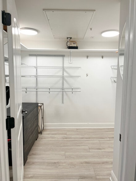 8'x8' walk in closet - 5037 Rosewood Ave