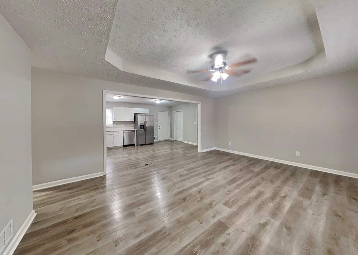 Building Photo - 301 E Country Woods Dr