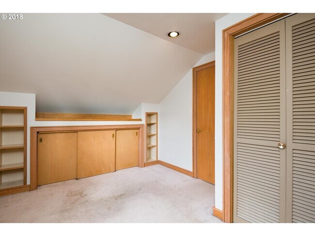 Building Photo - Hollywood District Home - 3 Bdrm 2 bths, 2290 sq. ft.