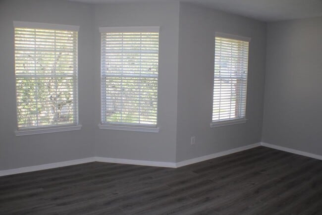 Building Photo - 2411 Rose Hollow Dr