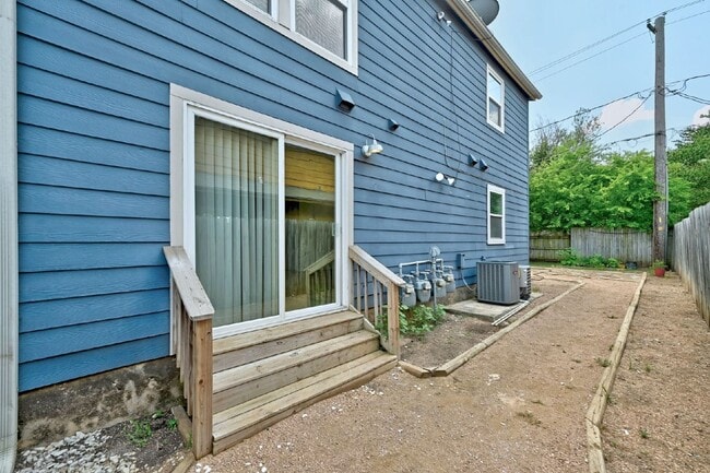 Building Photo - 2617 Ektom Dr