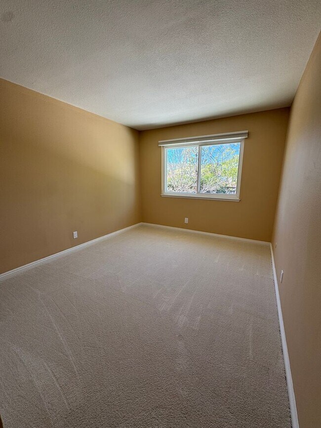 Building Photo - Prime Cul-de-Sac Location with Expansive Backyard