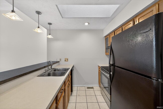 Building Photo - 1354 S College Mall Rd