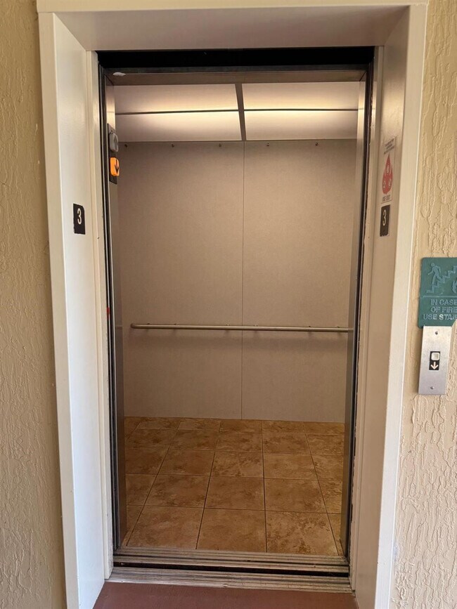 Building Photo - 2941 Riverside Dr