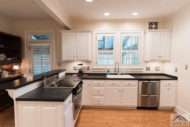 Building Photo - 285 Hampton Ct