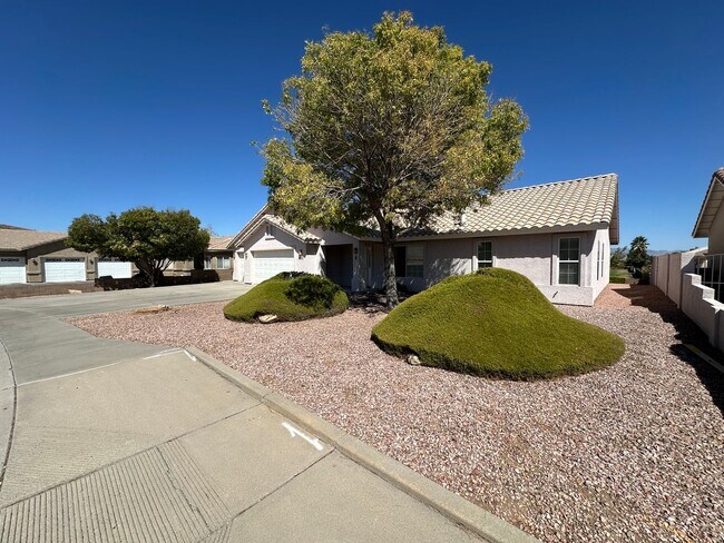 Building Photo - Beautiful 3 Bed / 2 Bath Home Backing to Cerbat Cliffs Golf Course!