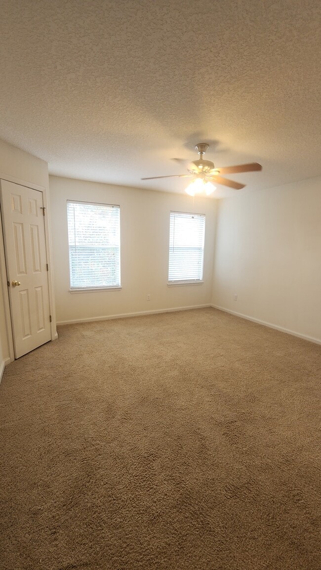 Building Photo - Lovely 2 bedroom move-in ready condo located in The Gables community!