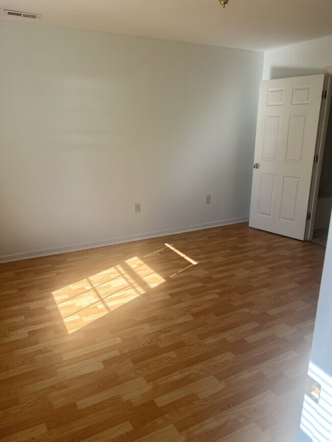 Building Photo - Charming 3-Bedroom End Unit Townhouse in B...