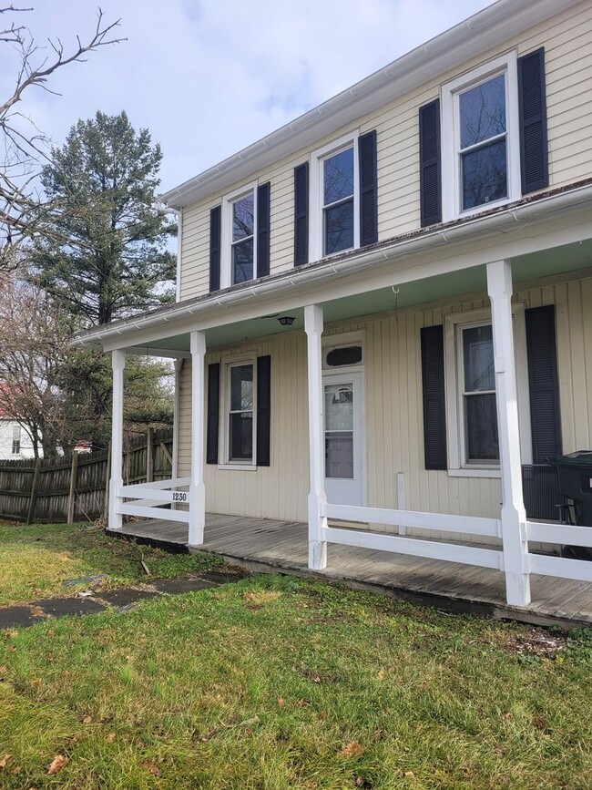 Building Photo - 3 Bedroom 1 bath home in Manheim Township