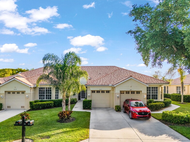 Front with Palm tree - 8899 Bristol Bnd