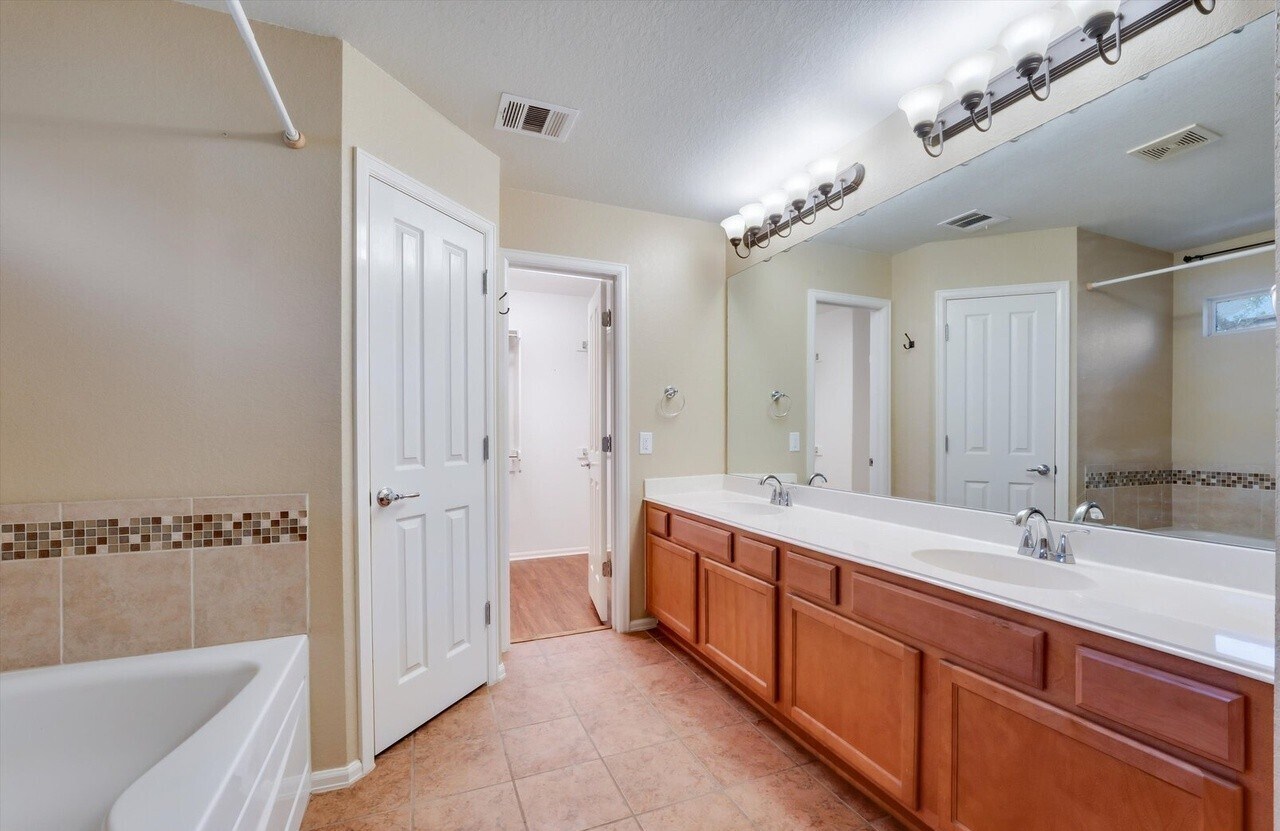 Building Photo - 5248 Columbia Dr