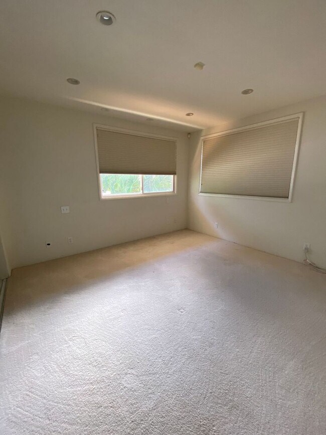 Building Photo - Nestled in beautiful Kahala