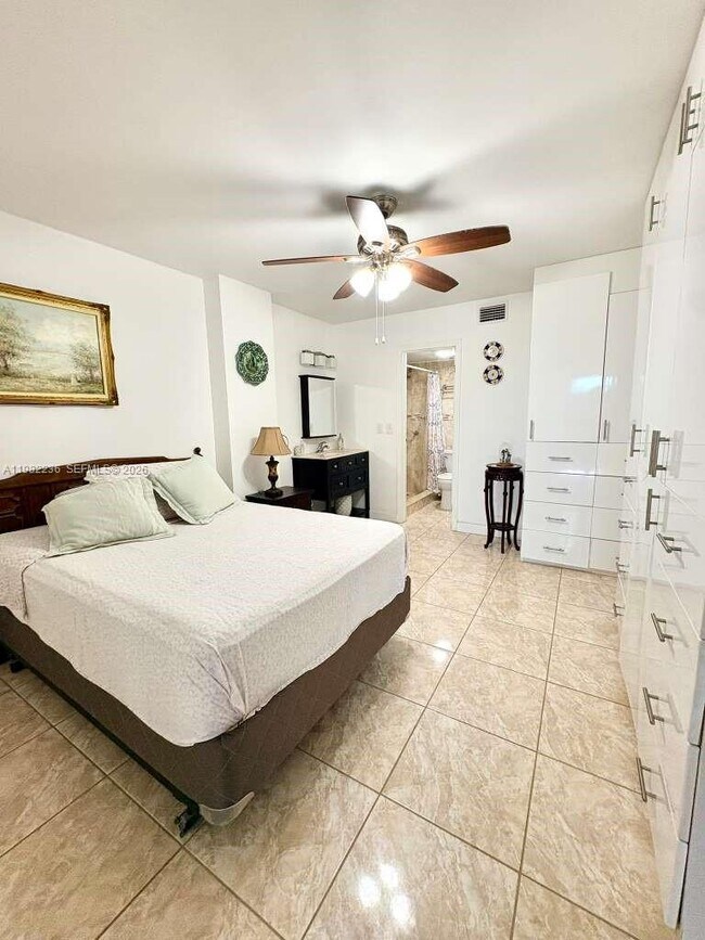 Building Photo - 20500 W Country Club Dr