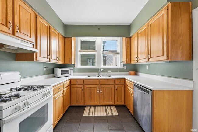 Building Photo - 527 W Oakdale Dr