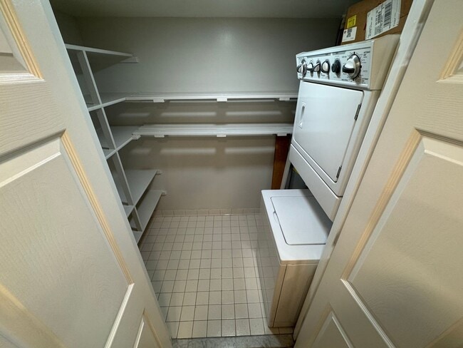 Building Photo - Bright And Spacious 2 Bed 2 Bath Condo In ...