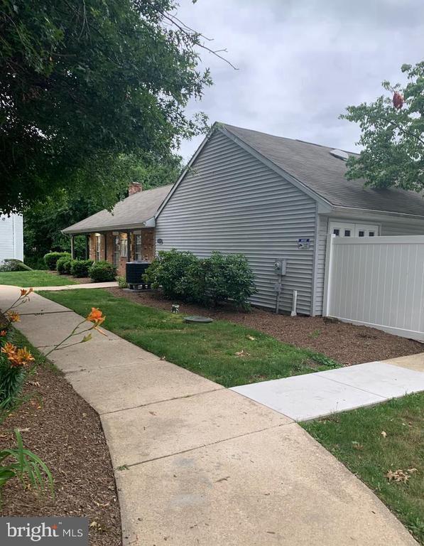 Building Photo - 102 STONEHURST Ct