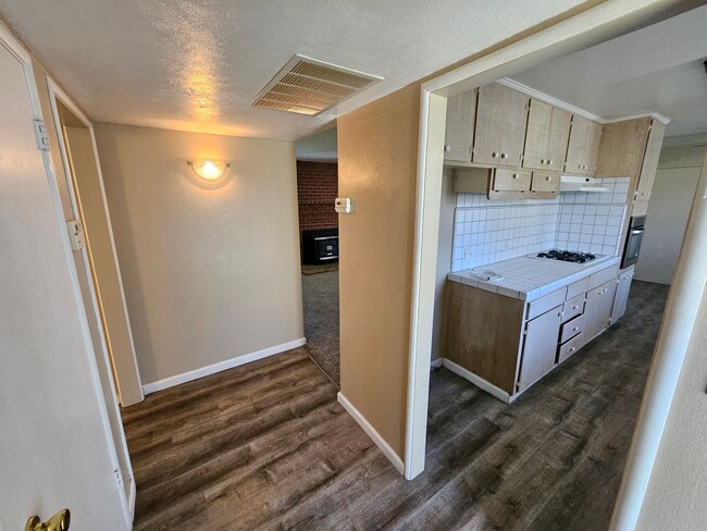 Building Photo - MOVE IN SPECIAL 3 bedroom, 2 Bathroom Home...