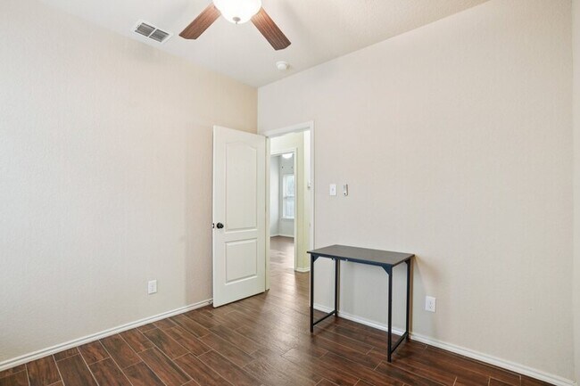 Building Photo - 5422 Sunlit Brk