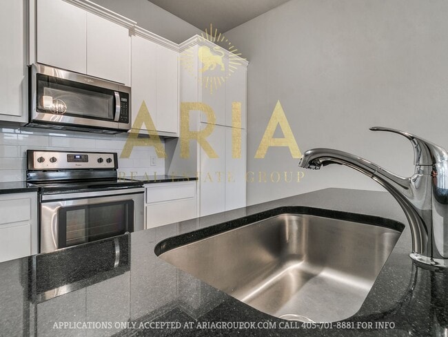 Building Photo - West Norman Urban Contemporary 3 Bed/2.5 Bath West Main Lofts Townhome Available Now!