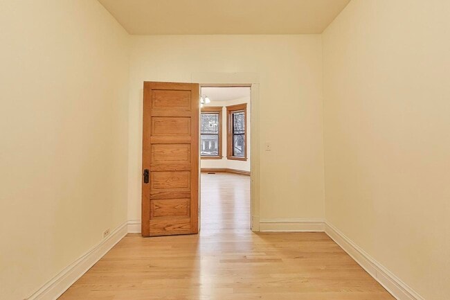 Building Photo - 3901 N Hamilton Ave