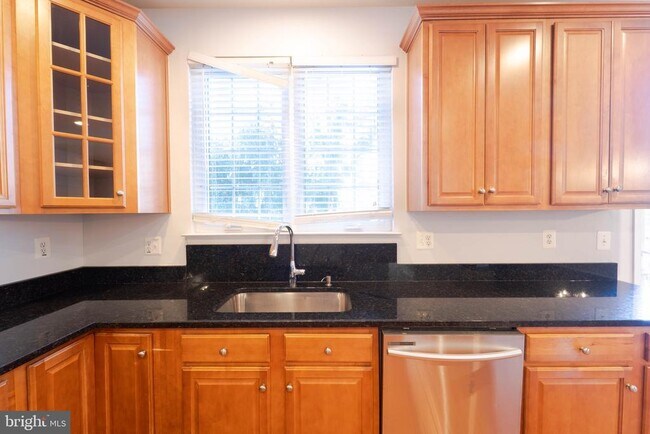 Building Photo - 4631 Carisbrooke Ln