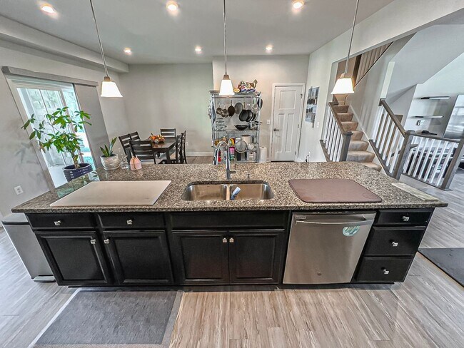 Building Photo - Luxurious 4 Bedroom 3.5 Bathroom End Unit ...