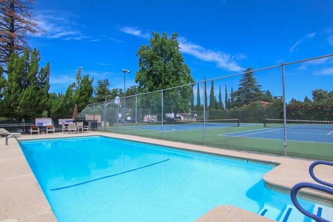 Building Photo - 2 Bedroom Condo for Rent in Redding CA with Pool, Tennis Courts, Garage | The Bluffs