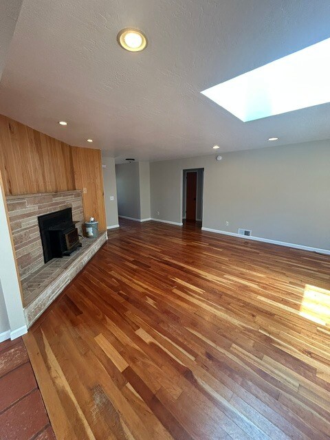 Building Photo - 6845 Lakeview Dr
