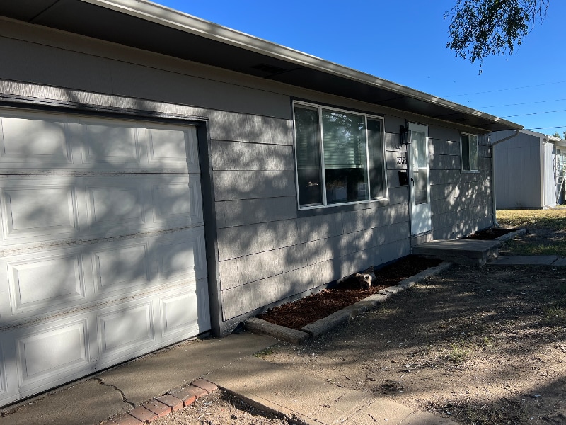 Building Photo - 335 Valley Dr