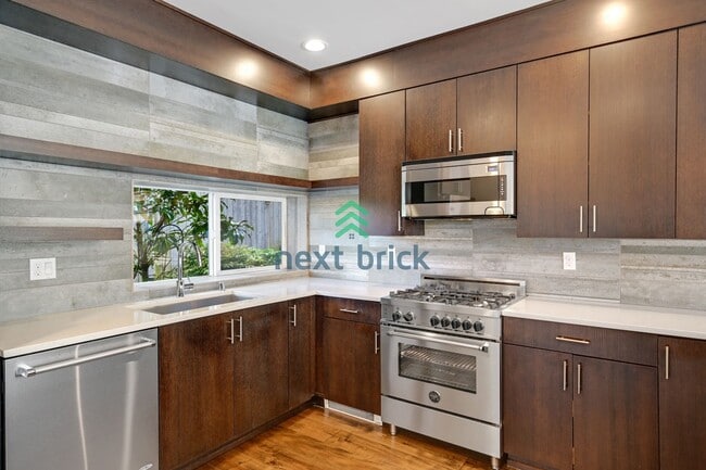 Primary Photo - 3 BED & 2 BATH TOWNHOUSE FOR RENT