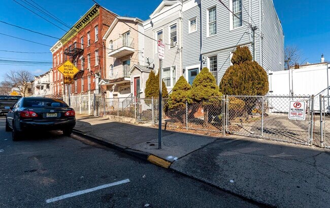 Building Photo - 148.5 Union St