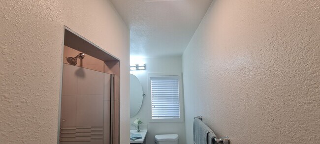 Building Photo - Newly Remodeled 1 Bedroom / Call or text O...
