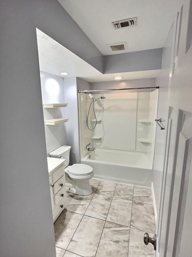 Building Photo - Spacious 4 bedroom home in Ocean Springs!