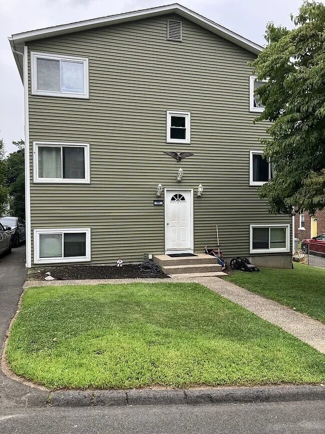 Building Photo - 72 Colony St