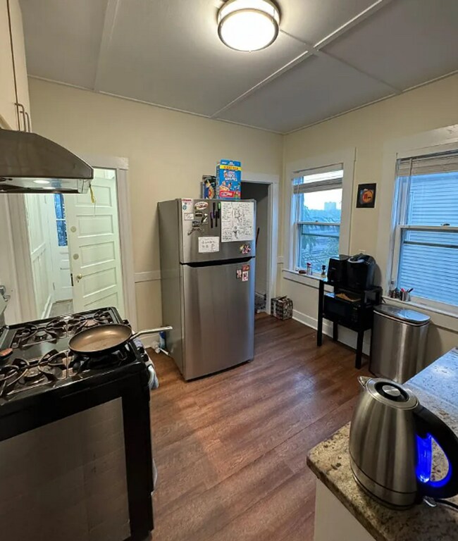 Building Photo - Charming 6 Bedroom House