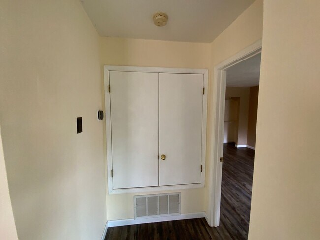 Building Photo - 2 Bedroom Single Story Home Available Near...