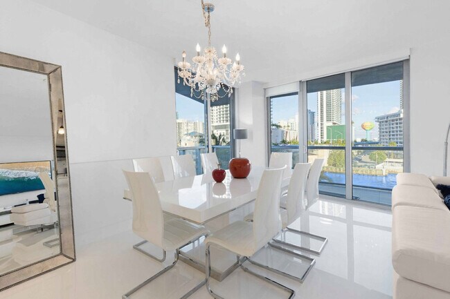 Building Photo - 2602 E Hallandale Beach Blvd