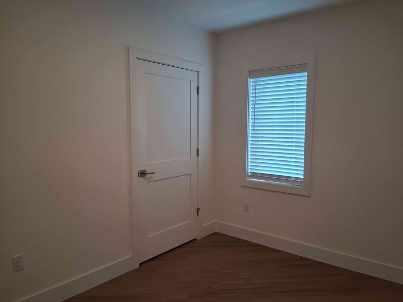 BR includes window blinds - 517 18th St