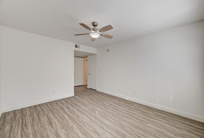 Building Photo - Great 2 bedroom 2 bathroom upstairs condo!