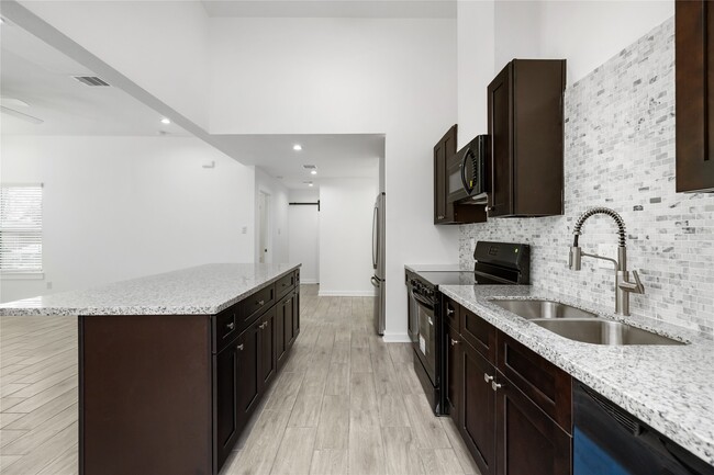 Building Photo - 6004 Bois D Arc St