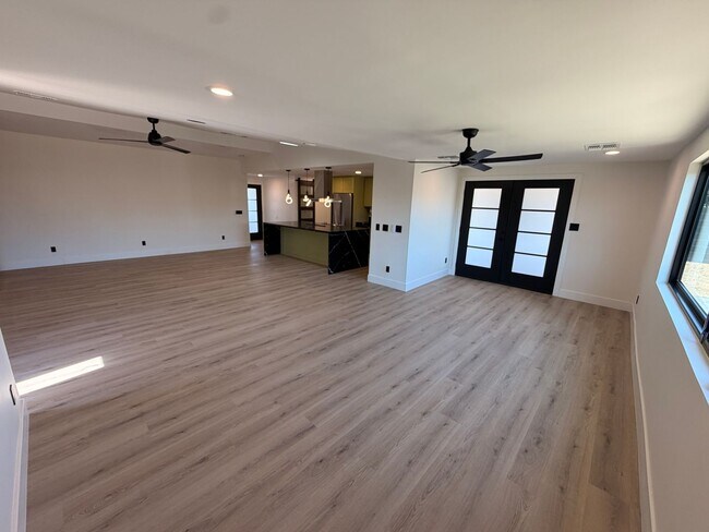 Building Photo - Updated 3 Bed / 2Bath Northeast Phoenix Home Ready for Immediate Move In w/ NO Carpet!